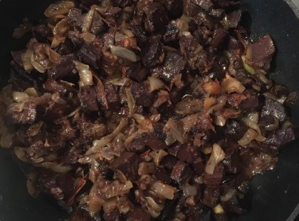 Hagymás sült vér készült, nagyon megosztó, de mi imádjuk