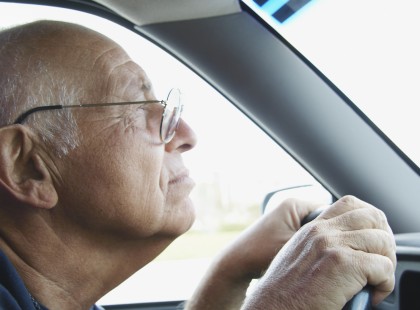 Új KRESZ változás : Külön jelzést kapnak az idősek az utakon.