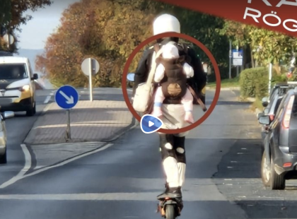 Sokkoló videó:: Babával a hátán 47 km/h-val repesztett a rolleres Budaörsön!
