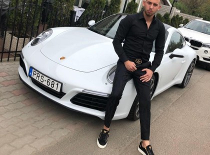 Ez a méregdrága Porsche vitte a halálba a milliomos 22 éves vállalkozót.. Tamás sikeres céget vezetett, tisztességesen gazdagott meg