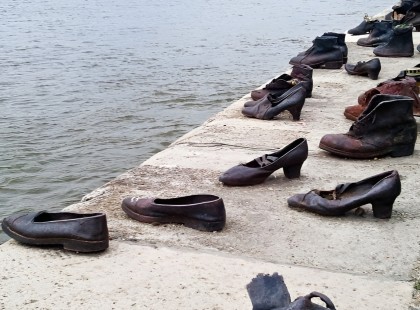 Miért van hatvan pár régi cipő a Duna partján Budapesten? ???? A történet a kommentekben ??