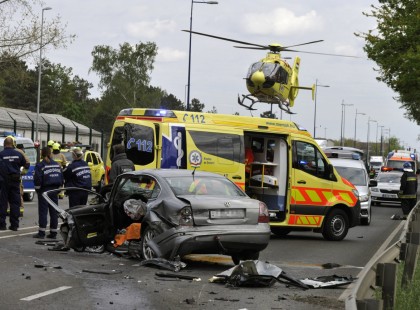 1 perce érkezett ! Élet-halál között van a 16 éves fiú, akit egy cserbenhagyó autós gázolt el