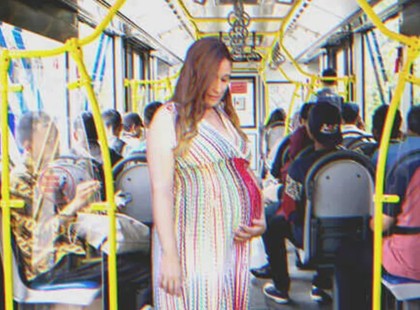 Egy terhes anyuka, aki már a kilencedik hónapban volt, nem kapta meg a helyét a trolin. Amit ezután tett, nem maradt komment nélkül! A drámai események sorozata megdöbbentette az utasokat és felháborodást váltott ki. A terhes anyuka bátorsága és eltökéltsége példaértékű volt. Cikk a hozzászólásoknál olvasható