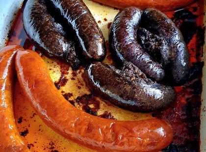 Kolbász és hurka sütésének szabályai – így készül a legfinomabb!