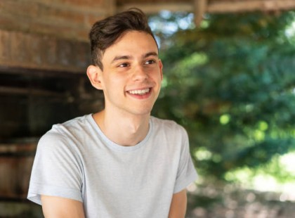 Tragédia lett az extrém szórakozásból: metró tetején szörfözve halt meg két fiatal