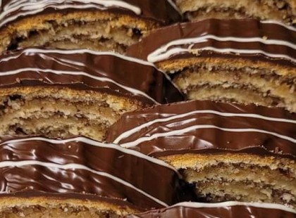 A kolléganőm adta ezt a mennyei receptet: idén ezt a “HÚSVÉTRA készült zserbó-bejgli tekercset teszem az ünnepi asztalra 