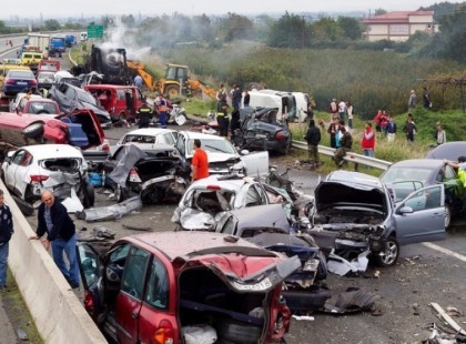 Tömegbaleset !Közel 5 km-es a torlódás az autópályán,a belső sávot lezárták, így a forgalom csak a külső sávokban haladhat, ami miatt 5-6 kilométeres torlódásra kell számítani !