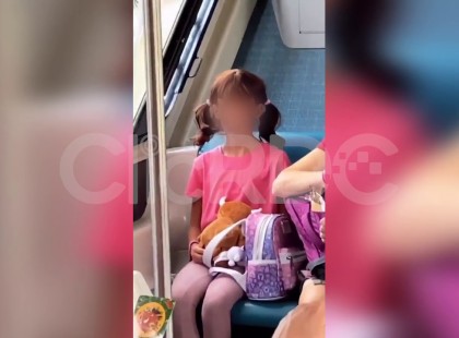 Egy nő felszállt a gyerekével a buszra, majd egy fiatal lányra szólt hangosan: 