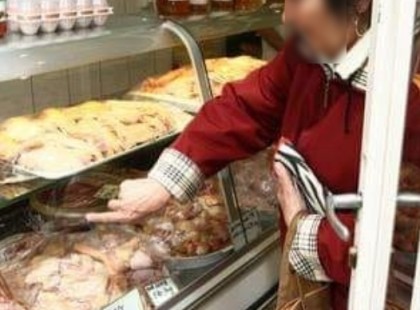 Amit ez a hentes tett ma ezzel az idős asszonnyal attól még most is nyelem a könnyeim...