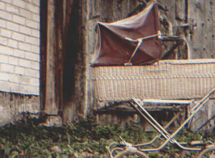 A nap története: Özvegy apuka régi babakocsit vásárol, és furcsa repedésszerű hangot hall, amikor beleteszi a babát