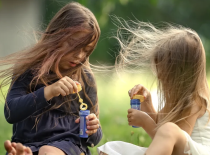 A lányom és a szomszéd kislánya úgy néznek ki, mint a testvérek – Azt hittem, a férjem megcsalt, de az igazság sokkal rosszabb volt
