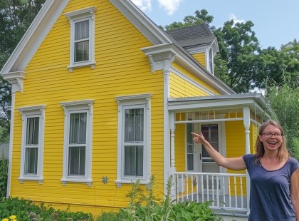 A szomszédaim utálták a házam színét, és át is festették, míg távol voltam – feldühödtem, és bosszút álltam
Az én házam egy sarki telken áll. Két évvel ezelőtt egy frissen házasodott pár költözött a szomszédba, és már az első pillanattól kezdve furcsa megjegyzéseket tettek a házam sárga színére. Nem sokkal később már követelték, hogy fessem át valami más színre. A házam mindig sárga volt, imádom, és nincs semmilyen szabály, ami ezt tiltaná.
A szomszédaim viszont nem adták fel. Feljelentettek a rendőrségen és a városnál is, de mindkettő azt mondta nekik, hogy hagyjanak békén, mert semmi rosszat nem tettem. Ezután megpróbáltak beperelni (a keresetet elutasították, és még az én ügyvédi költségeimet is nekik kellett kifizetniük). Még azt is megpróbálták elérni, hogy a szomszédokkal közösen létrehozzanak egy lakóközösségi egyesületet (HOA), hogy rákényszerítsenek az újrafestésre. A szomszédaink azonban visszautasították az ötletet, és gyakorlatilag mindenki kiközösítette őket.
Egy alkalommal két hétre el kellett utaznom. Amikor hazatértem, megdöbbenve láttam, hogy a házam szürke lett. Majdnem elhajtottam mellette, mert annyira hozzászoktam a vidám sárga színéhez. Az egyik szomszéd az utca túloldaláról odajött, és megmutatta azokat a képeket, amelyeket a festőcégről készített, amint felállítják az állványokat és dolgoznak a házamon. Ő és egy másik szomszéd értesítették a rendőrséget, de a festőcég érvényes munkarenddel dolgozott, és már ki is fizették őket, így a rendőrség nem tehetett semmit.
Úgy tűnt, hogy minden, amit a házammal tettek, jogilag rendben volt, és nem történt károkozás. De ettől csak még dühösebb lettem. Elhatároztam, hogy bosszút állok.
A teljes történet a kommentek között található.