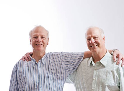 Egy kávézóban vacsoráztam a feleségemmel. Éppen kézen fogva ültünk, amikor odahajoltam, hogy megcsókoljam Marát, és hirtelen egy idegen nő lépett oda hozzánk. A nő kiabálni kezdett: „Szóval dolgoznod kellett ma este?! Vészhelyzeti műtét?! Te csaló! Végeztem veled!” Ezzel egy pohár bort loccsantott az arcomba! Teljesen eláztam, és dühös voltam. Én: „Sajnálom, drágám, nem ismerem őt!” Mara: „Mi folyik itt?” Nő: „Te vagy a barátnője?!” Mara: „Én a felesége vagyok!” Nő: „A FELESÉGE?! Esküszöm, ez az utolsó alkalom, hogy egy orvossal randizok! Az isten verjen meg, Gál Roland!” Én: „De az én nevem Varga Péter!” A nő zavartan nézett rám, mintha szellemet látott volna. Nő: „Ó, Istenem…” Akkor gondoltam, hogy csak egy ember létezhet, aki úgy néz ki, mint én. Ki hitte volna, hogy ÖTEN is vagyunk?! De a legvadabb rész az, ami 60 évvel ezelőtt történt... Itt a történetünk. ?⬇️A teljes történet a kommentek között található. ⬇️