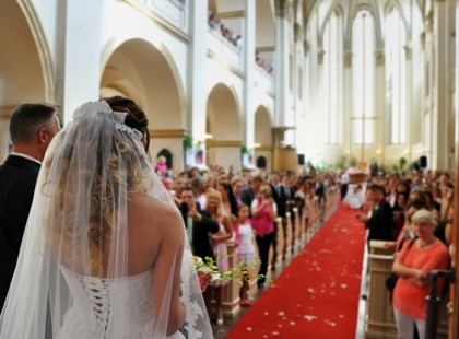 Valami furcsát vettem észre a menyasszonyon a legjobb barátom esküvőjén – Amikor felemeltem a ruháját, mindenki megdöbbent