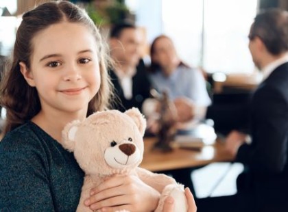 Valaki más gyerekét kell felnevelnem, miközben az anyja bulikon szórakozik – Napi történet