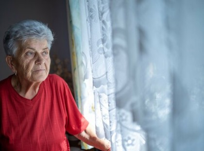 Egy szegény, idős nő, Irénke néni minden nap váratlan csomagokat kapott egy ismeretlen feladótól. Irénke néni és néhai férje, János soha nem vállaltak gyermeket, ezért nem tudta, honnan érkezhetnek ezek az ajándékok.