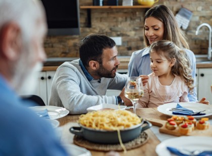 Vacsora alatt a kislányom felállt, és azt kiáltotta: „És hol van az a nő, akit apa a sufniban rejteget?!”