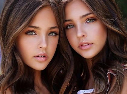 ??????́???? ? ?????́??́?, ?́? ??? ????́????, ???? ?̈??̈??????????? ??????́?????, ???? ?? ?́?????, ???????́???́? ? ??́????? ?́? ???????? ??????????́? :
Minden 13 évvel ezelőtt kezdődött.

A férjem, András már elindult dolgozni azon a reggelen, amikor megszólalt a telefon. A vonal másik végén egy komoly, mély férfihang szólt:
– Asszonyom, sajnálattal kell közölnöm, hogy a férje ma reggel egy balesetben életét vesztette.

A hívó folytatta:
– Egy másik nő is az autóban volt, ő szintén meghalt... és két kislány élte túl a balesetet. DNS-teszt igazolja, hogy ők András gyermekei.

Teljesen megdermedtem. A férjem kettős életet élt, és én semmit sem tudtam róla. Összetörtem.

De a temetésén, amikor megláttam azt a két apró kislányt – anyátlanul, apátlanul, egymásba kapaszkodva –, valami megváltozott bennem. Nem volt senkijük, és úgy éreztem, nem hagyhatom őket magukra.

Ezért úgy döntöttem, hogy örökbe fogadom őket. A férjem árulása ellenére minden szeretetet megadtam nekik, amit csak tudtam. Az évek során igazi családdá váltunk.

Amikor tízévesek lettek, elmondtam nekik az igazságot. Bár utána kissé távolságtartóbbak lettek, azt hittem, megértették.

Aztán egy nap, amikor hazaértem a munkából, a kulcsom nem illett a zárba. Zavartan próbáltam újra, de akkor jöttem rá, hogy KICSERÉLTÉK A ZÁRAKAT.
A gyomrom görcsbe rándult. Az ajtón egy cetli volt, amelynek írása ismerős volt:

„Már felnőttek vagyunk. Saját térre van szükségünk. Menj vissza a mamához lakni!”

Mellette két bőrönd állt – az én holmijaimmal telepakolva. Ők összecsomagoltak nekem, és KIDOBTAK AZ OTTHONOMBÓL.

Teljesen sokkos állapotba kerültem. Mit tettem, hogy ezt érdemeljem?

Egy hétig kábultan próbáltam felfogni a történteket – egészen addig, amíg nem kaptam egy hívást. ⬇️?⬇️A teljes történet a kommentek között található. ⬇️