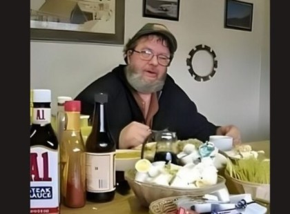 Egy idős férfi egy út menti étkezdében vacsorázott, amikor három keménykötésű motoros lépett be az ajtón. Ahogy elhaladtak mellette, az első motoros a cigarettáját az idős férfi pitéjébe nyomta, majd nevetve leült a pultnál.

A második motoros felkapta az öreg tejét, és beleköpött. A harmadik motoros pedig az idős férfi tányérját borította fel, mielőtt csatlakozott a többiekhez a pultnál.
Az öreg szót sem szólva a nevető motorosokhoz, letette a pénzét, felkelt, és... Zseniális folytatás a kommentekben!?…