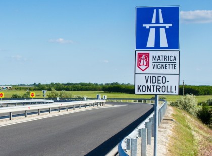 Hatalmas csapás a magyaroknak: drágulnak az autópálya-matrica árak és a büntetések