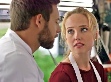 A milliomos szegénynek tetteti magát, hogy lássa álmai nőjének igazi arcát....

András fülig szerelmes volt Lindába. Biztos volt benne, hogy ő az igazi, az a nő, akivel le akarja élni az életét. Annyira biztos volt benne, hogy még a nagymamájának is elmondta terveit.
– Nagyi, feleségül akarom venni! Linda az, akire mindig is vártam! – jelentette ki.
Az idős asszony azonban aggodalommal nézett rá.
– Drágám, egy csinos arc nem garantálja a jó szívet – figyelmeztette bölcsen.

András tiltakozott.
– Nagyi, Linda azt hiszi, hogy csak egy gyakornok vagyok a Hegyi Iparcsoportnál. Fogalma sincs róla, hogy ki vagyok valójában! Nem a pénzemért szeret, hanem engem!
A nagymama csendesen elmosolyodott, majd ennyit mondott:
– András, te sem tudod, hogy ki ő valójában.

Ez a megjegyzés mélyen megmaradt Andrásban. Éjszakákon át gondolkodott rajta, vajon Linda valóban olyan tiszta szívű-e, mint ahogyan ő hiszi. A kétely egyre csak nőtt benne, mígnem úgy döntött, hogy próbára teszi Lindát. Tervet szőtt, amely egyszerre volt romantikus és drámai: először vett egy lélegzetelállító, ötkarátos gyémántgyűrűt. Aztán kibérelt egy omladozó, régi házat egy szegényes, de tiszteletreméltó környéken.

Amikor minden készen állt, felhívta Lindát, és azt mondta neki, hogy különleges meglepetést készített számára. Linda izgatottan várta az estét, nem sejtve, mi vár rá.?⬇️A teljes történet a kommentek között található. ⬇️ Kevesebb jelenjen meg