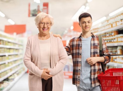 SZEGÉNY FIÚ KIFIZETI AZ IDŐS HÖLGY BEVÁSÁRLÁSÁT – MÁSNAK NAPJÁN VISSZAKAPJA, AMI MEGVÁLTOZTATJA AZ ÉLETÉT