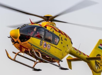 Mentőhelikopter érkezett: magyar busz zuhant a hegyről a falu utcájára – halott és sérült is van