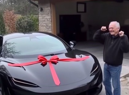 Egy reggeli csoda: Az idős ember és az új luxusautó
80 éves Kovács bácsi  egy reggel kilépett a verandára, és döbbenten állt meg. Megcsípte magát, hogy megbizonyosodjon róla, nem álmodik, majd izgatottan kiáltott a feleségének, Margitnak, miközben hol a kezében tartott borítékra, hol pedig a háza előtt álló fénylő sportautóra bámult. Az öreg autójának nyoma sem volt.
„Margit! Margit! Gyere gyorsan ide!” – kiáltotta, miközben a keze remegett az izgalomtól és a kíváncsiságtól.
„Mi történt, István?” – jelent meg Margit egy törülközővel a kezében, homlokát ráncolva. „Miattad megégettem a palacsintát! És ha nem tudnád, már az utolsó palacsintakeverékünket használtam el! Csak itt állsz? Mikor mész már el a boltba?”
István nem is figyelt a szemrehányásra, helyette a borítékot nyújtotta felesége felé. „Nézd csak ezt, Margit! Egy kulcs volt a borítékban, és az öreg autónk eltűnt! Nézd csak meg odakint – ahol tegnap este parkoltam. Az ott egy vadonatúj autó! De ki tehette ezt? Mit csináljunk most?”
„És semmi üzenet nem volt a borítékban, hogy ki küldte?” – kérdezte Margit értetlenkedve.
„Már kétszer is ellenőriztem a borítékot. Semmi! Mit tegyünk—”
István mondatát egy autó kürtje szakította félbe... ???⬇️A teljes történet a kommentek között található. ⬇️