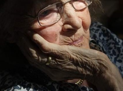 15 éves lehettem, amikor átéltem életem legmegrázóbb karácsonyát. A 84 éves dédnagymamám (nagymamám édesanyja) haldoklott, és az egész család lement a faluba, hogy velük legyünk szenteste.