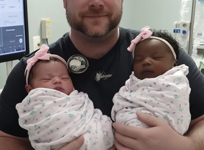 Kórházba mentem a feleségemért és újszülött ikerlányaimért — csak a babák és egy sokkoló levél vártak rám
Bence története tele van drámával, sötét titkokkal és megdöbbentő fordulatokkal. Mi történhetett Zsuzsával? Olvass tovább, hogy megtudd!
Az öröm és izgatottság szinte szétfeszített, ahogy a kórház felé vezettem. Alig vártam, hogy hazahozzam Zsuzsát és újszülött ikerlányaimat, Lillát és Jázmint. Az elmúlt napokat azzal töltöttem, hogy tökéletesítettem a gyerekszobát, megfőztem egy nagy családi vacsorát, és gondosan előkészítettem az otthonunkat, hogy érezhessék a szeretetemet. Még léggömböket is vettem útközben, hogy még emlékezetesebb legyen a pillanat.
De amikor megérkeztem, minden várakozásom zűrzavarra cserélődött.
Zsuzsa nem volt ott. Csak két szuszogó kisbabát találtam, békésen aludva a bölcsőikben, és egy papírdarabot.
Reszketve bontottam ki a levelet:
„Viszlát. Vigyázz rájuk. Kérdezd meg anyádat, MIÉRT tette ezt velem.”
Mintha jégkockák futottak volna végig a gerincemen. Újra és újra elolvastam. Mi a pokol történt? Hová tűnt Zsuzsa?
Megszólítottam az egyik nővért, miközben az arcom elárulta a kétségbeesésemet:
– Hol van a feleségem?
A nővér zavartan pislogott:
– Ma reggel távozott. Azt mondta, hogy ön tud róla.
Tudtam volna? Semmit sem tudtam. Semmit. A babákkal az autómban tértem haza, miközben az agyam vadul pörgött. Végigpörgettem minden emléket a terhesség kilenc hónapjáról. Zsuzsa boldognak tűnt… vagy ennyire vak voltam?
Otthon anyám, Mária, már várta az érkezésemet, mosolyogva és egy rakott krumplival a kezében.
– Hadd lássam az unokáimat! – mondta lelkesen.
De én nem tudtam tovább tartani magam. Hátrébb léptem, és védekezően szorítottam magamhoz a babahordozót.
– Nem most, anya. Mit tettél Zsuzsával?
Sokk. Könnyek. Vádaskodás. De az igazi válaszok csak később kezdtek kibontakozni. Az igazság, amelyet feltártam, darabokra szaggatta a családunkat. ??
?A teljes történet megrázó fordulatokat tartogat, amit az olvasók a kommentekben találhatnak meg.