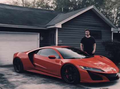 Egy hete kiraboltak, ma pedig a munkanélküli fiam sportautót vett magának – és amit kiderítettem, az mindent megváltoztatott
Húsz éve élek ebben a házban a fiammal, mióta a férjem elhagyott minket. Márk most 25 éves, nincs munkája, és az egyetemet sem fejezte be. Az évek során minden megtakarított pénzemet arra tettem félre, hogy kifizessem az adósságaimat, hiszen egyedül nevelve őt, a tartozások állandó részei lettek az életemnek.
Egy héttel ezelőtt azonban valaki betört a házamba, és ellopta az összes félretett pénzemet. Márk próbált megnyugtatni, hogy majd kideríti, ki volt, de valljuk be, hogyan is tudta volna?
A legmegdöbbentőbb az volt, ami tegnap történt: láttam, ahogy Márk beül egy vadonatúj sportautóba! Amikor számon kértem, honnan van rá pénze, azt mondta: „Szereztem egy munkát, amit még nem meséltem el.” Hazugság! Egy pillanatra sem hittem neki. Az ösztöneim azt súgták, hogy ellopta a pénzemet, és abból vette az autót.
Vitatkozni kezdtünk, majd dühösen elhajtott. Úgy döntöttem, követem, hogy kiderítsem, mi áll az egész mögött. Amit felfedeztem, arra álmomban sem számítottam. ⬇️?A teljes történet megrázó fordulatokat tartogat, amit az olvasók a kommentekben találhatnak meg.