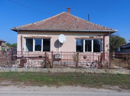 Valami idióta kitalálta,és persze mint minden baromság, ez is futótűzként terjed, hogy 50-70 éve bagóért jutottak hozzá egy házhoz nagyszüleink, egy mai 20-30-asnak meg meg kell gebedni' egy lakásért.