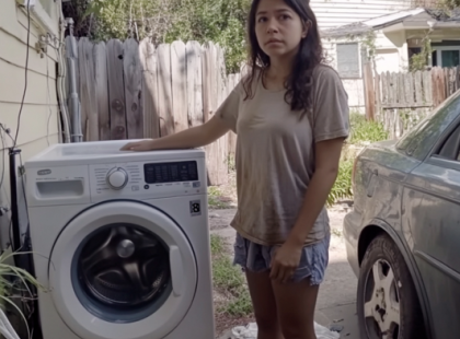 Szegény fiatal anya használt mosógépet vásárol, amit alig tud megfizetni, majd üzenetet talál benne — Történet a napra
Kata és Béla örömmel várták első gyermeküket, de boldogságukat hamarosan elhomályosította a nehézség. Béla kisvállalkozása kezdett összeomlani, és pénzügyi gondjaik napról napra egyre súlyosabbá váltak. Kata elhatározta, hogy segít, és hétvégente részmunkaidőben babysitterkedni kezdett, de a helyzetük továbbra is kilátástalan volt. Amikor már azt hitték, hogy ennél rosszabb nem történhet, a mosógépük is tönkrement – hatalmas csapás volt ez egy új szülőnek, aki épphogy képes volt lépést tartani a baba körüli teendőkkel.
Kata nem akarta feladni a reményt, és az internetet kezdte bújni, hogy megoldást találjon. Végül talált egy használt mosógépet, amit 80 000 forintra hirdettek. Mivel mindössze 50 000 forintjuk volt, elhatározta, hogy megpróbálja elmondani az eladónak a történetét. Az eladó meghatódott történetétől, és beleegyezett, hogy eladja neki a gépet az általa kínált áron.
Otthon Kata izgatottan állította be a mosógépet, és úgy döntött, hogy először megtisztítja. Ahogy a dobhoz nyúlt, egy összehajtott papírfecnire bukkant. Kinyitotta, és elolvasta az üzenetet: „Ajándék a kisbabádnak.”
Izgatott szíve hevesebben vert, mikor ismét belenyúlt – és valami mást is talált.⬇️A teljes történet megrázó fordulatokat tartogat, amit az olvasók a kommentekben találhatnak meg.