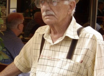 Az arogáns szülők úgy megalázták a nagyapámat a saját éttermében ,hogy sírva fakadt - de a karma 20szorsan visszaadta
Amerikai vagyok, és minden nyáron Balatonra jövök, hogy segítsek a magyar nagyszüleim kis éttermében. Az étterem egy hangulatos, családias hely, ahol a helyiek és a turisták egyaránt élvezhetik a finom magyar ételeket. Az étterem már évtizedek óta működik, és az itteni emberek számára szinte második otthonként szolgál. Nyáron én is segítek nekik, főzök, felszolgálok, és élvezem, hogy együtt lehetek a családommal.
Egyik délután, körülbelül 4 óra körül, belépett egy turista család: egy anya, apa és a kisfiuk. Azonnal észrevettem őket, ahogy hangosan és türelmetlenül várakoztak, miközben a többi vendég nyugodtan fogyasztotta az ételt.
Anya: „Éhesek vagyunk!”
Én: „Sajnálom, asszonyom, de most zárva van a konyha, és 19:30-tól újra nyitunk. Jelenleg csak italokat szolgálunk fel.”
Anya: „A konyha zárva van, de Ő eszik!” – mutatott a nagyapámra, aki éppen a szokásos helyén, a sarokasztalnál ebédelt.
A nő gúnyos arccal nézett ránk, miközben a nagyapámra pillantott.
Anya: „Adnak asztalt, vagy sem? És adjanak már WIFI-t!”
Én: „Sajnálom, de a WIFI csak a személyzet számára van.”
A kisfiú ekkor elkezdett hangosan kiabálni, miközben futkározott az étterem terében. A bátyám próbálta nyugtatni, de a fiú nem állt meg. A nagyapám udvariasan odament, és megkérte őket, hogy próbálják meg lecsillapítani a gyereküket.
Anya: „Ne merj nekem mondani, hogyan neveljem a gyerekemet!”
Apa: „Nincs jogod megmondani, mit csináljunk!”
A vendégek körülöttünk hitetlenkedve figyeltek, de ekkor kezdődött a legérdekesebb rész: a helyiek beavatkoztak. Az étterem egyik rendszeres vendége, egy nyugdíjas pár, akik gyakran jártak ide, felálltak, és szó nélkül a segítségünkre siettek. Ekkor már éreztem, hogy a helyzet nem mindennapi, és valami igazán különleges fog történni.⬇️A teljes történet megrázó fordulatokat tartogat, amit az olvasók a kommentekben találhatnak meg