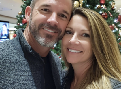 Találtam egy telefonszámot és egy titokzatos cetlit a férjem kabátjában – amikor felhívtam a számot, nem hittem el ki vette fel ...
Boldog voltam a házasságomban. Egy reggel, miközben a két gyerekünk játszott mellettem, elkezdtem rendet rakni a házban. A férjem, Zoltán, már elment dolgozni, és az előző este egy régi kabátot betett az adományozós halomba.
Ahogy átválogattam a halmot, a kezem valami keménybe ütközött a kabát zsebében. Kíváncsian kihúztam egy apró, összehajtott cetlit. Az írás rendezett volt, de kapkodó, és amikor elolvastam a szavakat, hideg borzongás futott végig rajtam:
„Ez köztünk marad. Másnak nem szabad tudnia.”
A hátulján egy telefonszám volt.
Megdermedtem, és a kérdések pillanatok alatt cikáztak a fejemben. Ki írhatta ezt? Mit titkolhatott Zoltán? Aznap este normálisan viselkedtem, bár a cetli égett a zsebemben. Zoltán a gyerekekkel nevetett, megpuszilt jóéjtot, mintha semmi sem lenne rendben.
Másnap reggel, miután elment, felhívtam a számot.
„Helló?” – válaszolt egy női hang.
„SZERETNÉM FOGLALNI A SZOLGÁLTATÁSAIT!” – mondtam, bár nem voltam biztos benne, hogy működni fog a trükköm.
„Ha nálam van a számom, tudnia kell a fizetési feltételeket,” válaszolta. „Jöjjön holnap 14 órakor.” És megadta a címet.
Másnap délután, amikor kiléptem a taxiból, észrevettem, hogy „EZ NEM AZ, AMIRE SZÁMÍTOTTAM!” Ahogy felmentem a lépcsőn...⬇️
??⬇️A teljes történet a kommentek között található. ⬇️