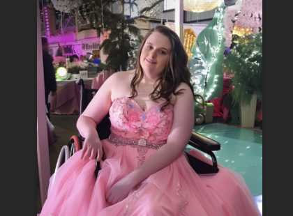 Apa elviszi mozgássérült lányát a bálba, másnap egy 1.000.000 forintos csekk érkezik a 