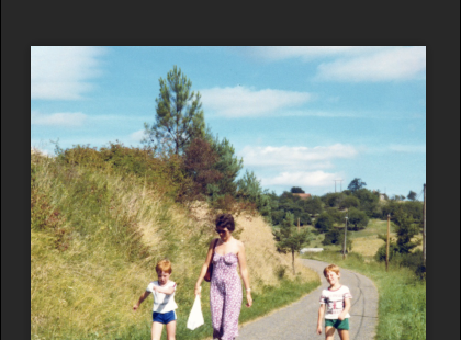 Édesanyám halála után találtam egy gyerekkori fotót: rajta én, anyám és egy fiú, aki pont úgy nézett ki, mint én – Elindultam, hogy megtaláljam őt! ??”