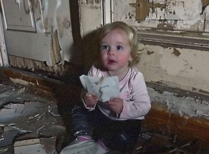 Borzongva bámultam a szomszéd ajtaján a lepattogzott festéket. Kopogtam, de semmi válasz. Hangosabban próbáltam – a csend még mindig vészjósló maradt. Nem bírtam tovább: lenyomtam a kilincset, és beléptem. A nappaliban ott ült egy kislány... egy papírdarabot szorongatott. Mikor kihajtogattam, a szívem megállt egy pillanatra: 'Ne keress, ő már a tiéd, ha akarod...' Mi történt itt?!