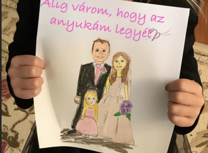 A hét éves lányom rajzolt egy képet az apjáról egy másik nővel – és amit a lapra írt, az teljesen ledöbbentett!
Már napok óta csak kavarognak bennem a gondolatok, ezért muszáj kiírnom magamból.
Én vagyok Éva, harmincnégy éves, ügyvéd, és egy tündéri hét éves kislány, Adél anyukája. Tegnap este, miután egy hosszú munkanap végén hazatértem, még rendet tettem a nappaliban. Adél szétszórt zsírkrétái és rajzai között bukkantam rá arra a rajzra.
Elsőre ártatlan gyerekrajznak tűnt: egy családot ábrázolt – egy férfi, egy nő és egy kislány kézen fogva. Elmosolyodtam, hiszen azt hittem, milyen kedves. De amikor közelebbről megnéztem, minden megváltozott. A férfi? Egyértelműen Tamás, a férjem. A kislány? Adél.
De a nő… nem én voltam.
Hosszú barna haja volt és fehér menyasszonyi ruhát viselt. A rajz alatt, a gyerekes kis betűivel Adél ezt írta:
„Alig várom, hogy te legyél az anyukám.”
A szívem hevesen kalapált, a gyomrom görcsbe rándult, és szó szerint elakadt a lélegzetem. Mit nézek én itt?! Tamás megcsal? Ki ez a nő, akit Adél már „anyukának” képzel el?
Nem tudtam nyugodni. Elindultam Adél szobájába, és óvatosan megkérdeztem tőle a rajzról. A reakciója? Zavarba jött, elvörösödött, majd kitépte a kezemből a papírt, és a mellkasához szorította. És akkor kibukott belőle:
„Nem kellett volna látnod! Apa mondta, hogy rejtsd el jobban!”
Egy világ omlott össze bennem… Mi folyik itt?.??⬇️A teljes történet a kommentek között található. ⬇️