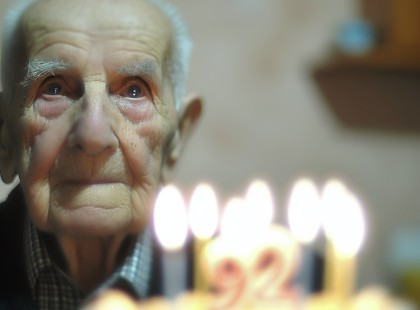 „Az öt gyermekem megfeledkezett a 93. születésnapomról – azt hittem, egyedül maradok, míg végül megszólalt a csengő…” Bevezető: „A nevem Feri bácsi, 93 éves vagyok, és hálás vagyok az élet minden ajándékáért. A feleségem már nincs velem, de itt maradt az öt gyermekem, akiket együtt neveltünk fel. A 93. születésnapomra izgatottan készültem: meghívtam mindegyiküket, remélve, hogy újra körülüljük a konyhaasztalt, és együtt nevetünk, mesélünk a régi szép időkről. De ahogy teltek az órák, és minden autó hangjára hiába dobbant meg a szívem, a remény lassan szertefoszlott. Öt üres szék bámult vissza rám, a csend pedig egyre elviselhetetlenebb lett. Már kezdtem beletörődni, hogy ezt a napot is egyedül töltöm, amikor végül megszólalt a csengő… Hogy mi történt ezután? A teljes történet a kommentek között olvasható! ?⬇️”