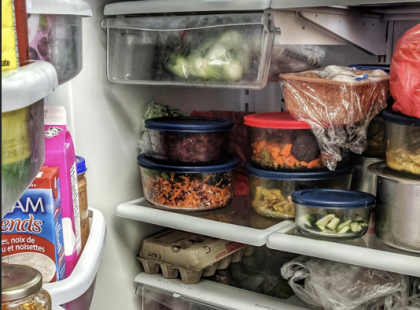 Teliarktam finomabbnál finamabb kajával a hűtőt, de mire hazaértem, mindig üres volt – egy nap korábban értem haza, és megláttam, hová tűnik az összes étel!
Évekig örömmel töltöttem meg a hűtőt finom, házi készítésű ételekkel a családom számára. A gyermekeink, Lili és Jónás, szeretetteljesen elkészített fogások mellett nőttek fel. De ahogy kirepültek a fészekből, már csak én és András, a férjem maradtunk otthon.
Mégis, amikor hazaértem, a hűtő minden alkalommal kongott az ürességtől. Mintha valami kulináris tornádó söpört volna végig a konyhán. Az összes tárolóedény, minden gondosan elkészített étel egyszerűen eltűnt.
Eleinte azt hittem, András talán csak túlevett. De ISTENEM, MILYEN NAGYON, NAGYON TÉVEDTEM!
– Hová tűnik az összes étel? – kérdeztem egy este, amikor már a fáradtság is elvette a türelmemet.
Ő csak vállat vont. – Nagyon éhes voltam.
Ez szokássá vált: én főztem, az étel eltűnt, és az ő magyarázatai egyre nevetségesebbek lettek. De 12 órás kórházi műszakok után túlságosan kimerült voltam ahhoz, hogy vitatkozzak.
Aztán egy este, amikor rosszul éreztem magam, korábban értem haza. A ház falait lüktető zene töltötte meg, és ahogy beléptem a konyhába, megfagyott bennem a vér. Világossá vált, miért vagyok mindig éhes, amikor hazaérek.
– MI AZ ISTEN EZ? MIT MŰVELSZ?! – dörögtem, túlharsogva a zenét.
Olvass tovább, hogy megtudd, mi derült ki, amikor Dóri szembesült a megdöbbentő igazsággal!