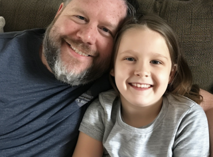 A férjem ragaszkodott hozzá, hogy otthon tanítsuk a lányunkat — megdöbbentem, amikor megtudtam, miért