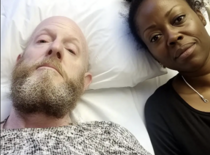 A férjem, Erik, heteket kapott a rák miatt.  A kórház előtt ültem, kétségbeesetten, amikor egy idegen nő odalépett hozzám.
Leült mellém, és azt mondta: „Helyezz el egy rejtett kamerát a szobájában. NEM HALDOKLIK.”
Zavarodottan kérdeztem: „Miről beszél? Az orvosok szerint haldoklik.”
Ő csak annyit válaszolt: „Bízzon bennem. Helyezze el a kamerát. Megérdemli, hogy tudja az igazságot.” Aztán egyszerűen elsétált.
A szavai kísértettek. Kétségbeesetten, de titokban elhelyeztem a kamerát, miközben Erik épp vizsgálaton volt.
Aznap este megnéztem a felvételt. Eleinte minden normális volt – Erik az ágyban feküdt. Aztán este kilenckor megjelent egy nő. Elegáns bőrkabátot viselt, a haja tökéletesen beállítva, lenyűgözően nézett ki.
És ekkor kezdődött a rémálom: a 