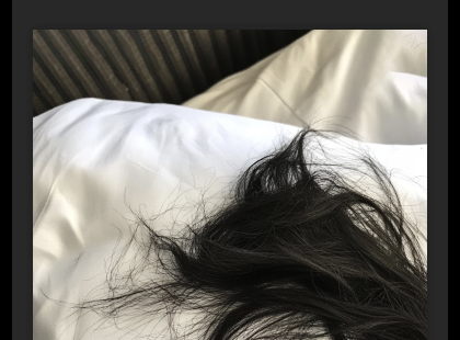 Felébredtem, és a hajam darabokra vágva hevert a párnámon – megdermedtem, amikor megtudtam, ki és miért tette”