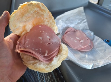 Gyerekkoromba, ha volt egy kis pénzem, egyből sajtos párizsit vettem…ezt az írást a 80-90-es évek emberei nagyon érteni fogják