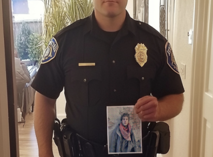 SEGÍTETTEM EGY HAJLÉKTALAN FÉRFINAK MEGJAVÍTANI A CIPŐJÉT A TEMPLOM ELŐTT – 10 ÉVVEL KÉSŐBB EGY RENDŐR JELENT MEG A HÁZAMNÁL A FOTÓJÁVAL!