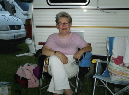 „NAGYMAMA CSAVAROS VÉGRENDELETE SZÍVET TÉPŐ TITKOT REJTETT – A FÉRJEM MILLIÓKAT VÁRT, DE NAGYMAMA MINDENKIT KIJÁTSZOTT!”
A nagymamánk, Isten nyugosztalja, évekig egy régi lakókocsiban élt. Szégyen kimondani, de a férjem gyakorlatilag a halálát várta, mert azt hitte, hogy nagymama MILLIÓKAT rejtett el, ami majd ránk száll. Az egész viselkedése félelmetes volt, szinte megszállottan várt az örökségre.
Eljött a végrendelet felolvasásának napja, és a férjem szinte dörzsölte a kezét az izgalomtól, alig tudta leplezni a mohóságát. A család feszült csendben ült, amikor az ügyvéd megszólalt:
– Ki itt a férj?
A férjem felállt, büszkén jelentkezve:
– Én vagyok az. Mi a probléma?
Az ügyvéd elmosolyodott, és folytatta:
– Semmi gond… de úgy tűnik, a nagymamája mindenkit túljárt az eszén.
Kiderült, hogy nagymama… és innentől kezdve mindenkinek leesett az álla! ??