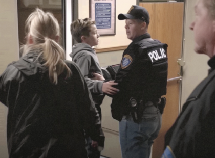 KÉTSÉGBEESVE ADTA ÁT A FIÁT A RENDŐRSÉGNEK – AZ IGAZSÁG MINDENKIT MEGDÖBBENTETT