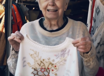 Nagyi meglátta, hogy az unokájának kötött pulóvert adományként leadták, és úgy döntött, ideje beszélni a háláról – A nap története
