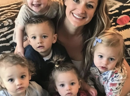 Egy milliomos egy házat ajándékozott nekem, egy ötgyermekes anyának – Másnap reggel egy levelet találtam az új otthon hálószobájában, és megdöbbentem”
Sosem gondoltam volna, hogy az életem egyetlen nap alatt ennyire megváltozhat.
Két éve, amikor a férjem, Márk szívrohamban elhunyt, minden összeomlott. Az a telefonhívás örökre az emlékezetembe égett – a mentők mindent megpróbáltak, de már nem tudtak segíteni. Egyedül maradtam öt gyermekünkkel és egy házzal, amely tele volt emlékekkel.
Azóta csak túlélni próbáltam. Iskolába vinni a gyerekeket, főzni, takarítani, és vigasztalni őket – minden nap egy küzdelem volt. A gyászra nem maradt időm, csak arra, hogy megpróbáljam egyben tartani a családunkat. Közben a számlák egyre halmozódtak, és minden igyekezetem ellenére megkaptuk a kilakoltatási értesítést. Egy hónapunk volt, hogy elköltözzünk, de fogalmam sem volt, hová mehetnénk.
A határidő előtt néhány nappal azonban egy boríték érkezett. Egyszerű volt, feladó nélkül, csak a nevem állt rajta. Amikor kinyitottam, egy meghívót találtam benne – egy gálára, amelyet egy híres milliomos, Hargitai Lukács szervezett.
Kétségbeesetten, minden remény nélkül mentem el az eseményre. A gála lenyűgöző volt, tele csillogással és gazdagsággal, de semmi nem készíthetett fel arra, amit hallani fogok. Lukács a színpadon bejelentette, hogy otthonokat ajándékoz olyan családoknak, akiknek a legnagyobb szükségük van rá.
És akkor kimondta a nevemet.
„Sára Varga. Egy ötgyermekes anya, aki mindent megtesz, hogy gondoskodjon a családjáról. Szeretnék neked adni egy házat.”
Elképedve fogadtam el a kulcsokat egy csodálatos, csendes környéken álló villához – egy olyan otthonhoz, amelyről csak álmodni mertem. Hogyan érdemelhettem ezt ki?
De a történet itt nem ért véget. Másnap reggel, amikor beléptem az új otthon fő hálószobájába, valami megragadta a figyelmemet. Az ágyon egy gondosan elhelyezett kis boríték feküdt.
Kinyitottam, és a levelet elolvasva teljesen megdöbbentem.
Olvasd tovább, hogy megtudd, mit írt a milliomos, és hogyan változtatta meg ez a levél örökre Sára és a családja életét! ?